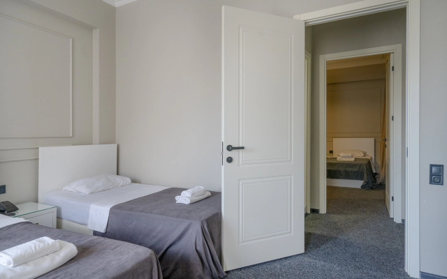 2 Bedrooms Suite · Piazza Hotel — photo 10