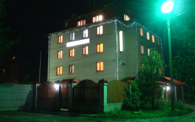 Гостиница Два крыла в Ярославле 12 отзывов об отеле, цены и фото номеров - забронировать гостиницу Два крыла онлайн Ярославль вид на фасад