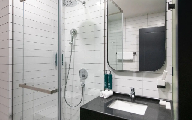 Double Studio Suite with Kitchen with balcony (full double bed) · Gratus Aparthotel Tbilisi — photo 13