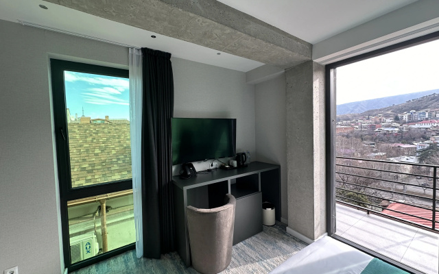 Deluxe Double room with balcony and with view (full double bed) · Mit Tbilisi Hotel — photo 13