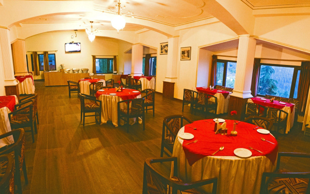 Отель Royal Jardin Whistling Pines Resort