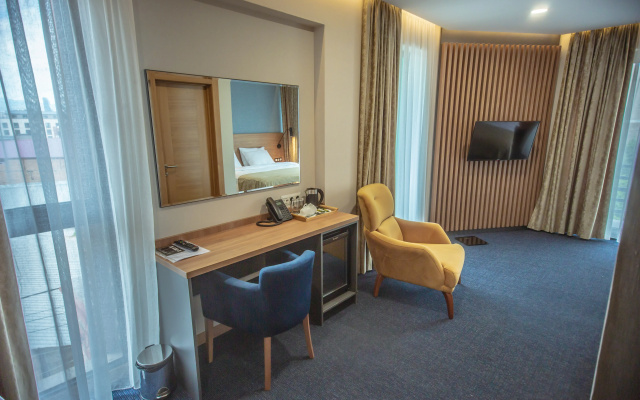 Deluxe Double room with balcony and with view (full double bed) · Banovani Hotel — photo 2