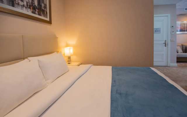 Double Junior Suite (full double bed) · City Avenue Hotel — photo 1