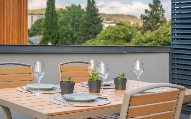 1 Bedroom Penthouse Terrace Double Suite with Kitchen (full double bed) · Gratus Aparthotel Tbilisi — photo 40