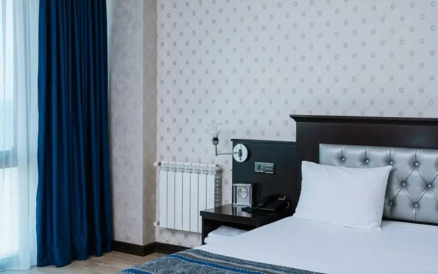 Golden STR Hotel