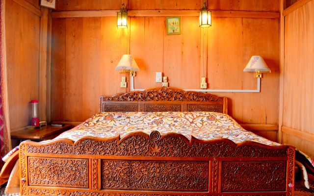 Отель Houseboat Golden Flower