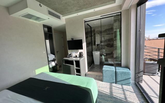 Double Suite with balcony and with view (full double bed) · Mit Tbilisi Hotel — photo 7