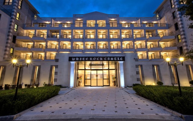 White Rock Castle Suite Hotel вид на фасад