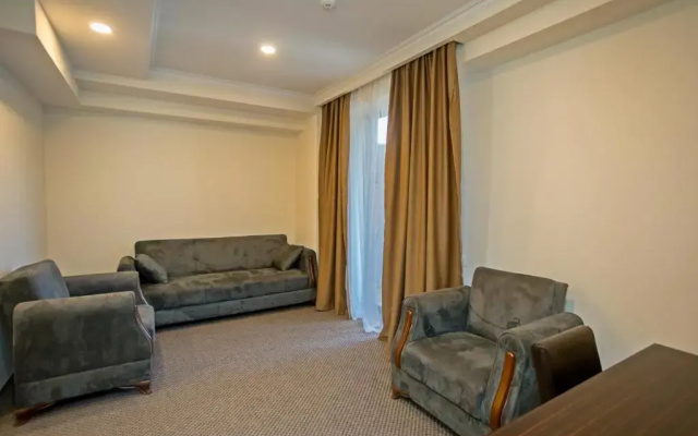 Double Suite with balcony and with view (full double bed) · Genio Hotel — photo 2