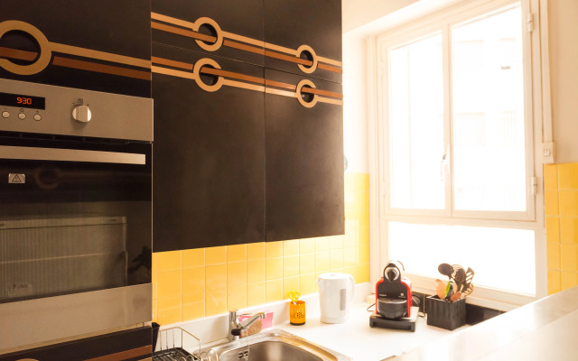 Апартаменты Charming Parisian Apartment Near The Eiffel Tower