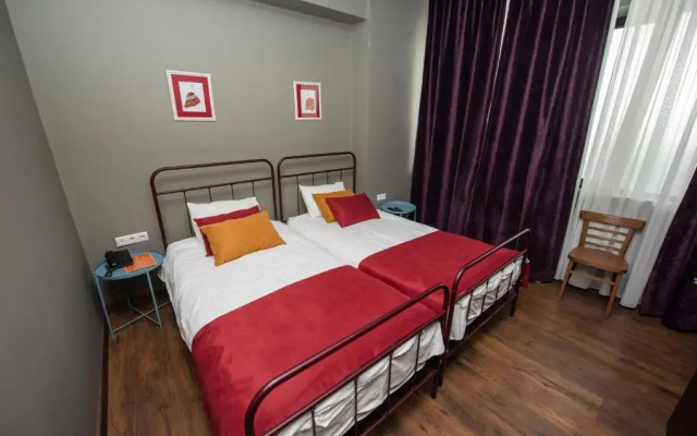 L M Club Hotel