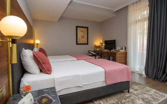Superior Twin room with balcony and with city view (twin beds) · Tiflis Palace — photo 3