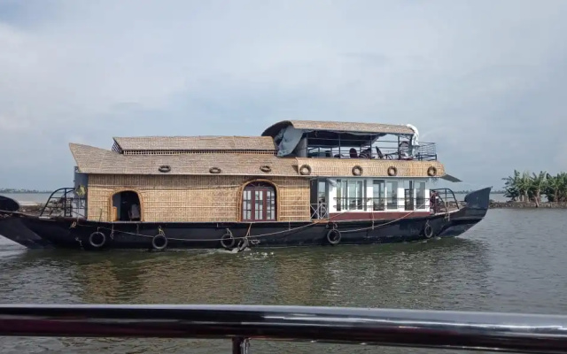 Отель Sreekrishna one Bedroom Private Houseboat