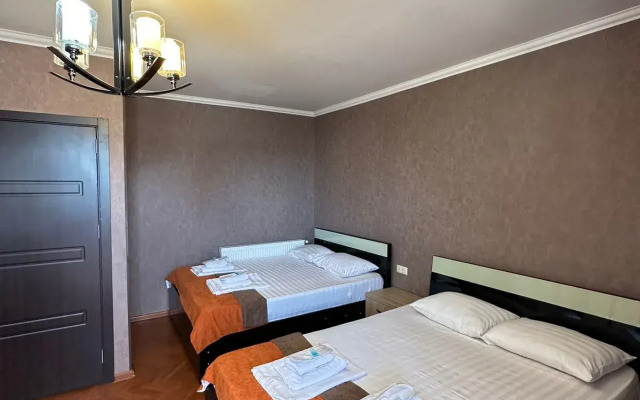 Deluxe Quadruple room with balcony and with city view · Hotel Piano — photo 1