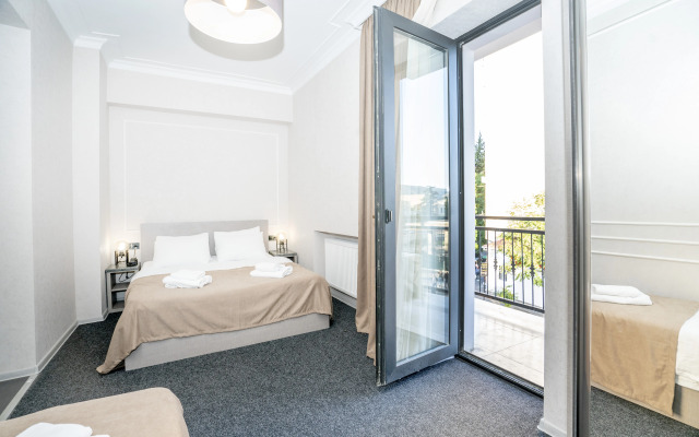 Deluxe Triple room with balcony and with view · Best Tbilisi Hotel — photo 6