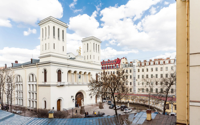Апартаменты Avenue 180 кв.м с видом на Большую Конюшенную Улицу и Церковь Петра и Павла