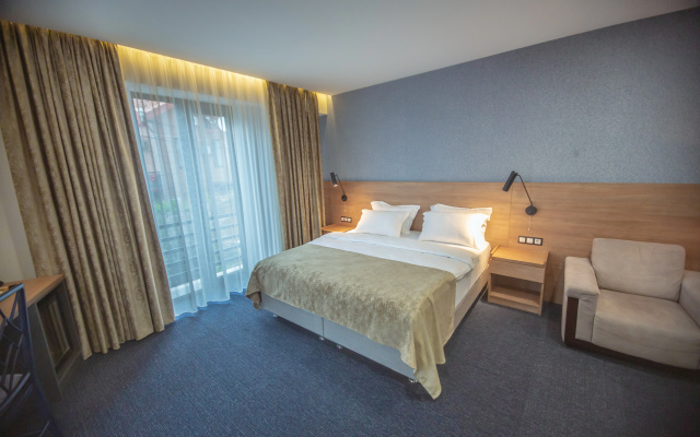 Deluxe Double room with balcony and with view (full double bed) · Banovani Hotel — photo 11