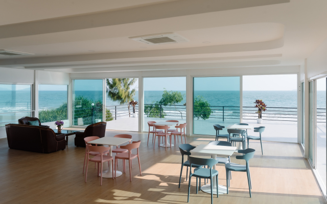 Курортный отель The Princess Beachfront Resort