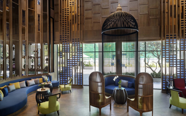Отель OUTRIGGER Surin Beach Resort