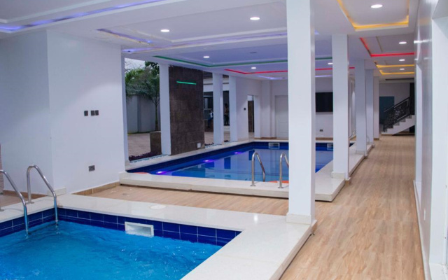 Отель Focus Holiday Inn