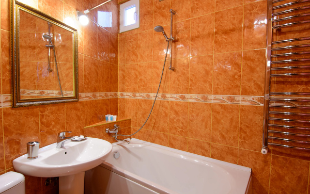 Suite with balcony · British House Hotel — photo 4