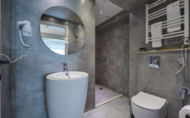 Business Double Suite (full double bed) · Mit Tbilisi Hotel — photo 5