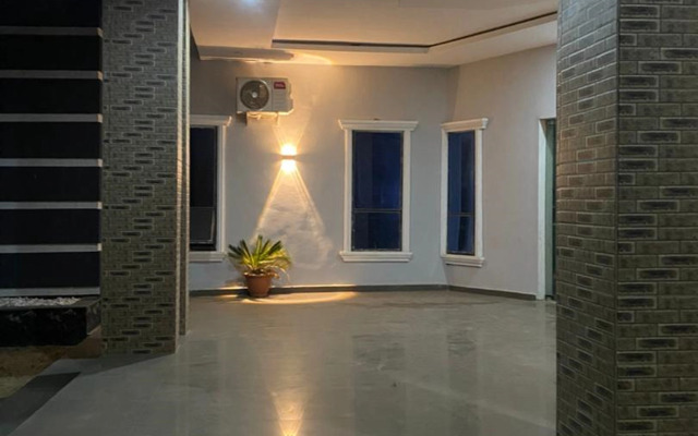 Отель Four Diamonds Suites