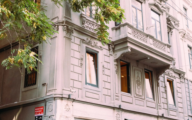 DeCamondo Residence
