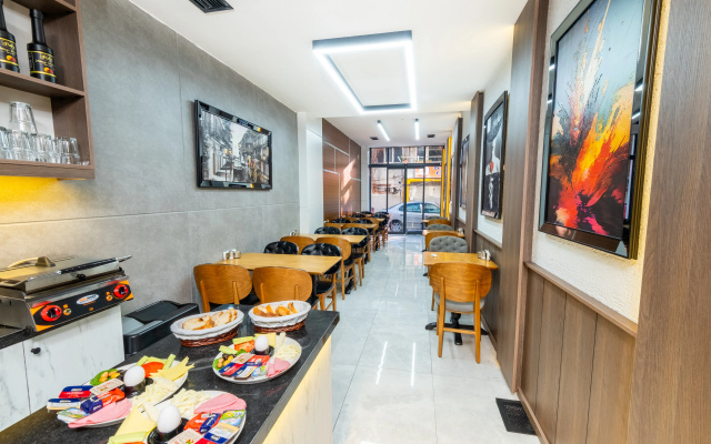 Отель Luxury Life Suites
