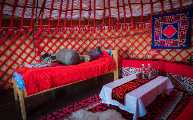 Глэмпинг “AK-SAI TRAVEL” yurt camp at Son Kul lake