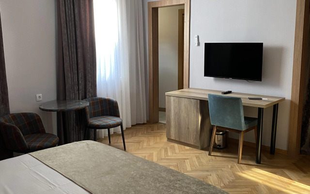 Deluxe Quintuple Family room with view · Banovani Hotel — photo 17