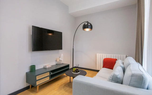 1 Bedroom Premium Double Suite with Kitchen with balcony (full double bed) · Gratus Aparthotel Tbilisi — photo 8