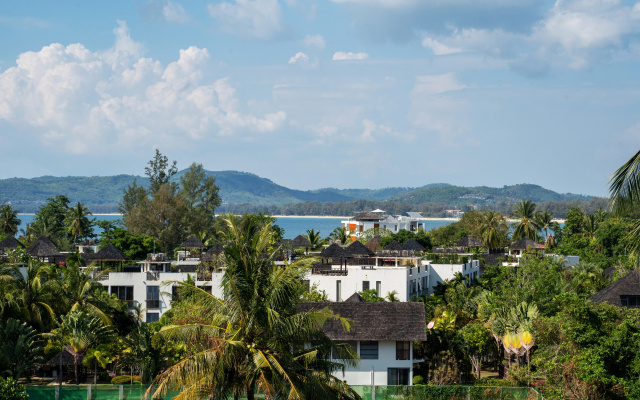 Отель Aristo Beach Resort condo by Roominger
