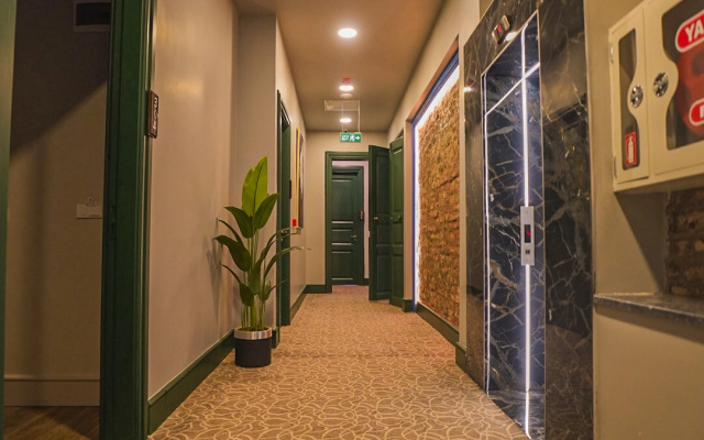Отель Aria Palace