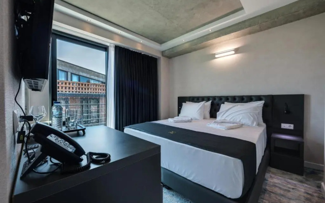 Double Suite with balcony and with view (full double bed) · Mit Tbilisi Hotel — photo 1