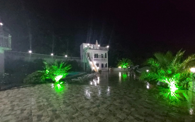 Отель Zura