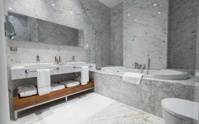 Tomtom Suites