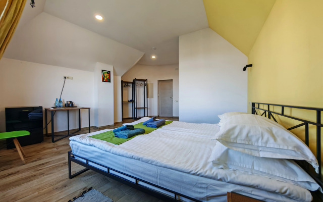 Отель Blur Inn Gallery