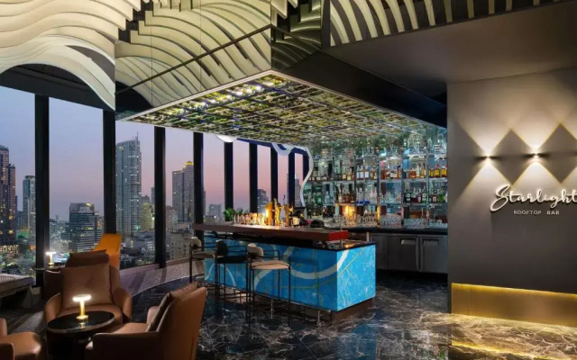 Отель Mercure Bangkok Surawong