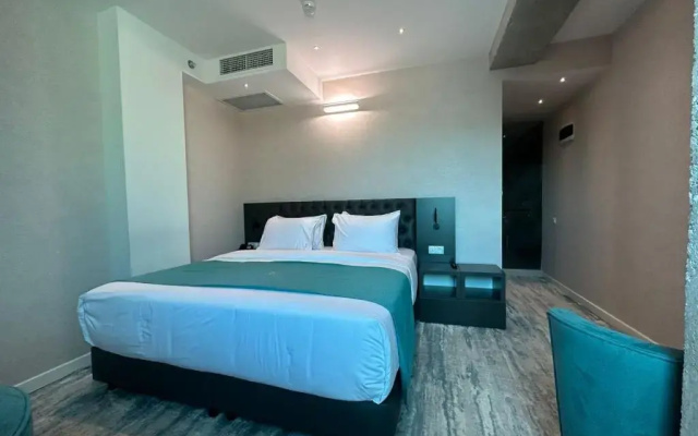 Premium Double room (full double bed) · Mit Tbilisi Hotel — photo 2