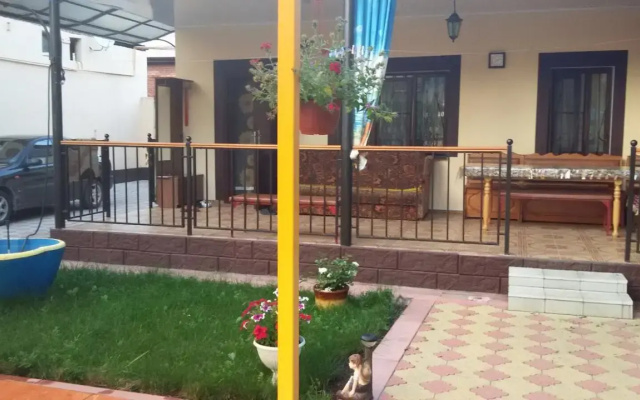 Частный дом с бассейном, верандой и садом