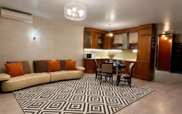 Prostornaya Mnogokomnatnaya Kvartira Flat