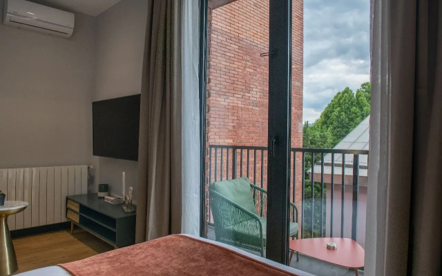 Double Studio Suite with Kitchen with balcony (full double bed) · Gratus Aparthotel Tbilisi — photo 28