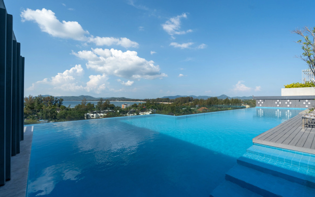 Отель Aristo Beach Resort condo by Roominger