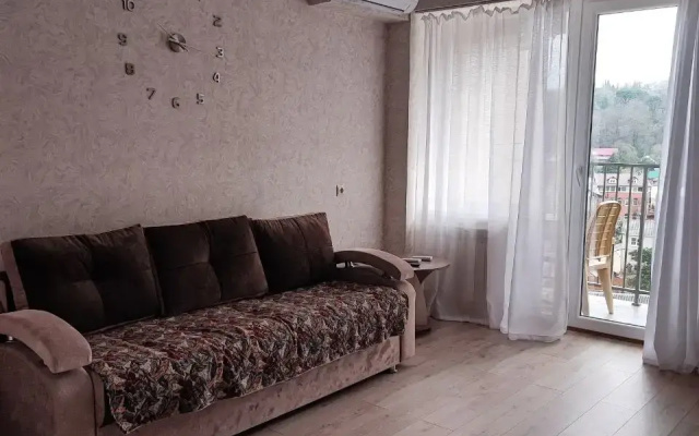 Квартира с балконом и вечерним закатом