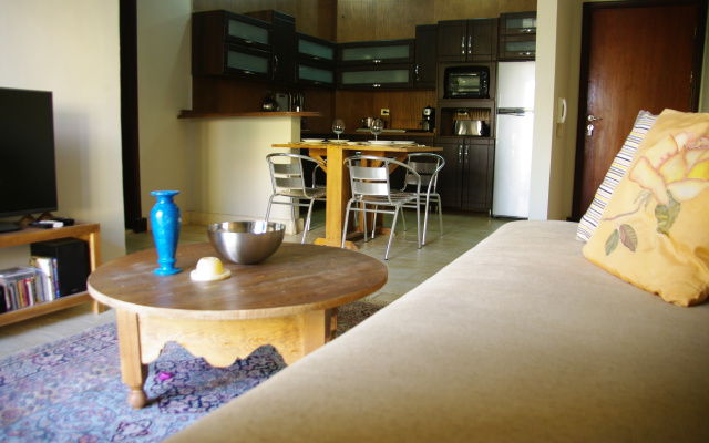 Апартаменты Luxury garden apartment and walk anywhere