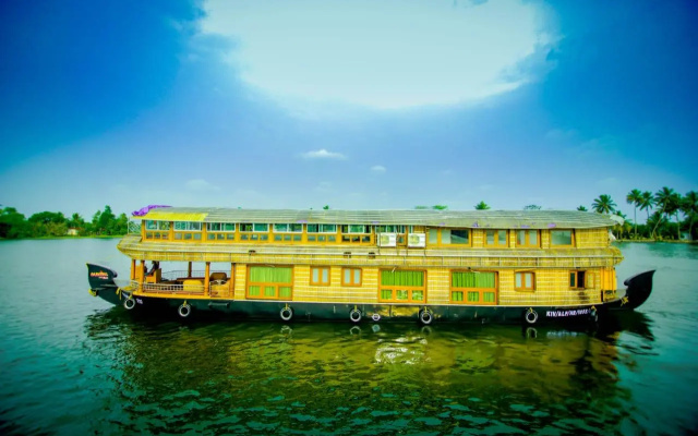 Отель Sreekrishna 5bedroom Family Houseboat