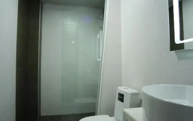 Double Suite (full double bed) · West Tower Hotel — photo 4