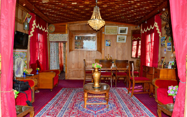 Отель Houseboat Golden Flower