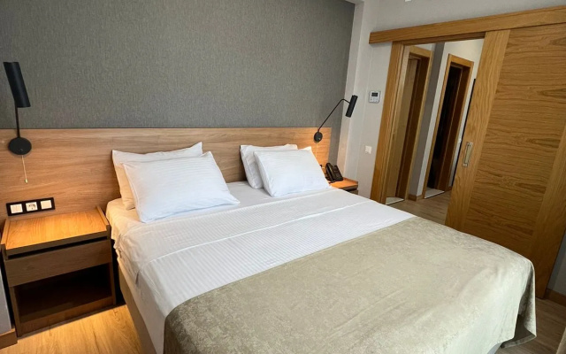 Superior Double Suite with balcony and with view (full double bed) · Banovani Hotel — photo 8